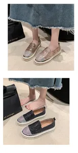 Vista dettagliata di mocassini glitterati con punta in strass colorati e suola platform