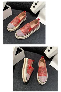 Vista dall'alto di mocassini rossi con paillettes, punta in strass e suola platform