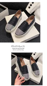 Primo piano di mocassini da donna con paillettes scintillanti e punta in strass