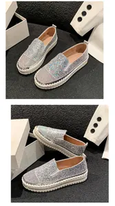 Dettaglio ravvicinato dei mocassini slip-on con glitter argento e suola spessa donna