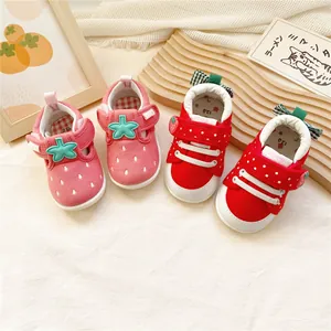 Chaussures d'apprentissage fraise avec semelle souple pour bébés filles en rose et rouge