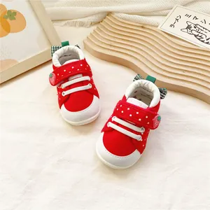 Vue détaillée de chaussures de marche pour bébé fille avec design fraise et semelle souple