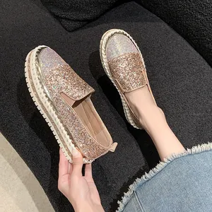 Mocassini platform eleganti da donna con glitter oro champagne e strass scintillanti.