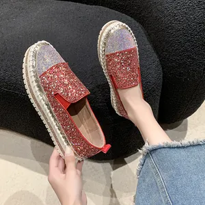 Eleganti mocassini platform rossi glitterati con strass per uno stile casual chic