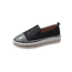 Eleganti mocassini neri con paillettes, punta in strass e suola platform di tendenza
