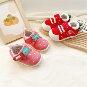 Chaussures Premier Pas pour Bébés Filles Motif Fraise Semelle Souple Toile Antidérapantes Baskets Rose Rouge pour Printemps Automne