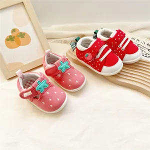 Chaussures de marche souples pour bébé fille avec motif fraise mignon rose et rouge