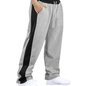 Detalle de joggers grises para hombre con rayas negras laterales y cordón ajustable