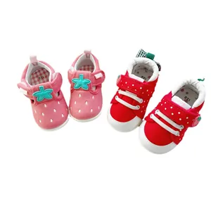Chaussures de marche fraise pour bébé avec semelle souple, couleurs rose et rouge