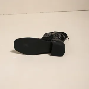 Detailweergave van zwarte retro geborduurde enkellaars voor dames met hak en zool.