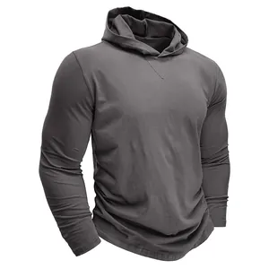 Détail d'un t-shirt à capuche gris à manches longues pour homme en coton doux de qualité