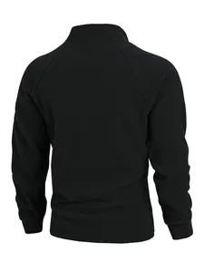 Detailansicht der Rückseite einer schwarzen Herren-Fleecejacke mit Stehkragen