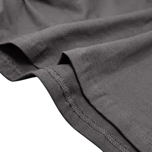 Vue macro des doubles coutures de haute qualité sur l'ourlet d'un sweat en coton gris foncé