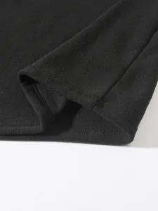 Nahaufnahme der schwarzen Coral-Fleece-Stofftextur und Nähte an der Herren-Pulloverjacke