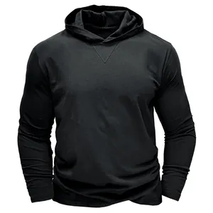 Détail de la face avant d'un tee-shirt à capuche noir à manches longues pour hommes en coton
