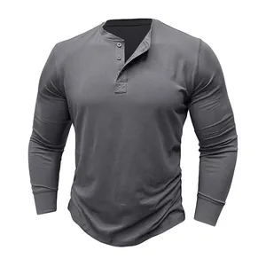 Detailweergave van de knoopsluiting en zachte katoenen textuur van dit grijze Henley-shirt