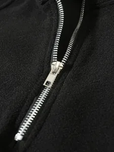Nahaufnahme des langlebigen silbernen Metallreißverschlusses einer Fleecejacke