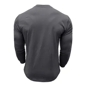 Achteraanzicht van een donkergrijs katoenen herenshirt met lange mouwen en een ronde hals