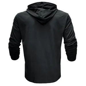 Vue arrière détaillée d'un t-shirt à manches longues pour homme avec capuche en coton noir uni