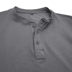 Detailweergave van de Henley-kraag met drie knopen op een grijs katoenen T-shirt