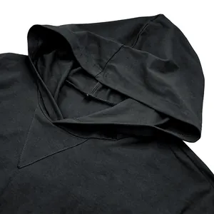 Zoom sur le col d'un sweat à capuche noir en coton avec coutures triangulaires
