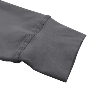 Detailopname van de manchet van een antracietgrijs katoenen T-shirt met lange mouwen