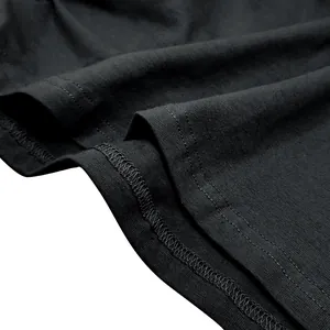 Gros plan sur l'ourlet à double couture d'un sweat à capuche noir en coton pour homme