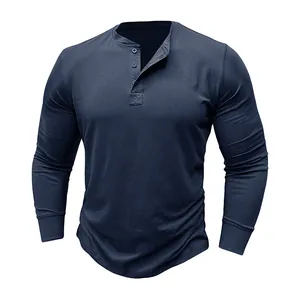 Detailweergave van marineblauw Henley-shirt met lange mouwen en knoopsluiting