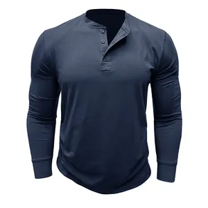 Detailopname van marineblauw katoenen Henley-shirt met lange mouwen en knoopsluiting.