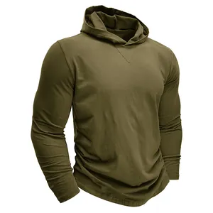 Détail du t-shirt à manches longues et capuche pour homme en pur coton vert olive