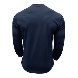 Achteraanzicht van een marineblauw katoenen T-shirt met lange mouwen en ronde hals heren