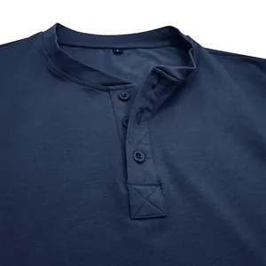 Macro-opname van de halslijn en knoopsluiting van een marineblauw katoenen Henley-shirt voor heren