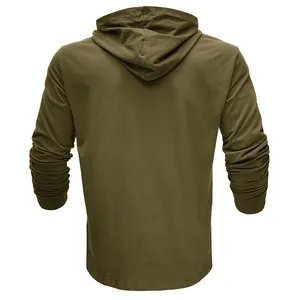 Vue arrière du t-shirt à manches longues à capuche en coton vert armée pour hommes