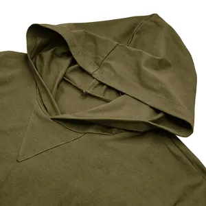 Gros plan d'un sweat-shirt à capuche en coton vert armée montrant le col et la matière.