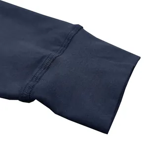 Detailopname van een marineblauwe mouwboord met hoogwaardige dubbele stiksels detail