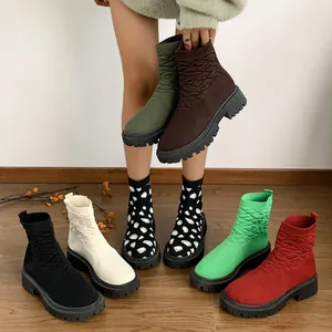 Variedad de botines tipo calcetín de punto elástico para mujer con suelas de plataforma.