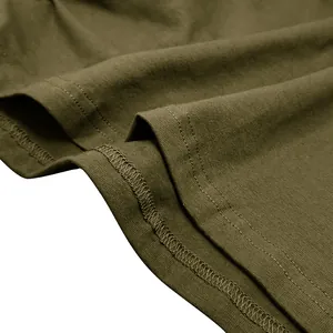 Gros plan de l'ourlet d'un t-shirt en coton vert olive avec double couture