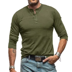 Detail van een olijfgroen heren Henley-shirt met lange mouwen van katoen en knoopsluiting