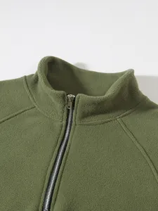 Detaillierte Nahaufnahme des Stehkragens und Reißverschlusses der grünen Fleecejacke für Herren