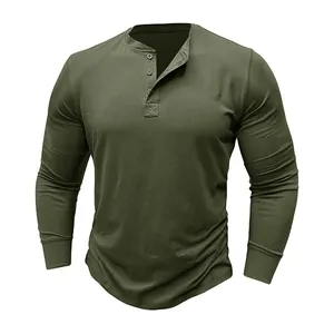 Detailopname van een olijfgroen Henley-shirt met lange mouwen, knoopsluiting en stoftextuur