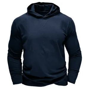 Vue détaillée d'un t-shirt à manches longues et capuche bleu marine pour homme moderne