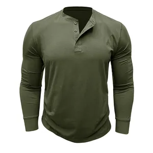Detailweergave van een olijfgroen katoenen Henley-shirt met lange mouwen voor heren