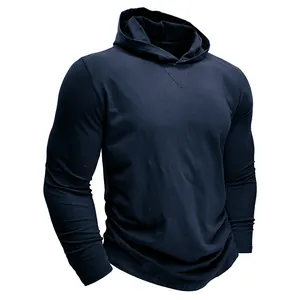 Vue détaillée d'un t-shirt à manches longues et capuche bleu marine pour homme en coton.