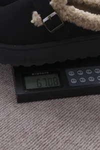 Detalle del peso de 610,8 g de la zapatilla de invierno negra con forro