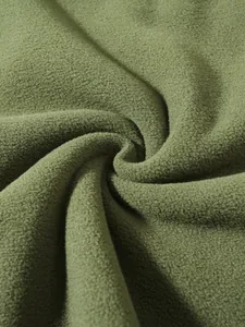 Makroansicht der armeegrünen Korallenvlies-Stoffstruktur für Herren-Winterjacke