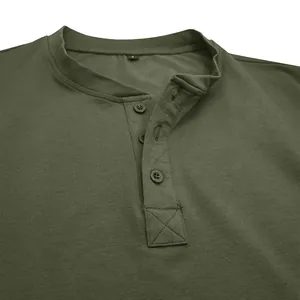 Gedetailleerde weergave van de kraag en knoopsluiting van een katoenen heren shirt.