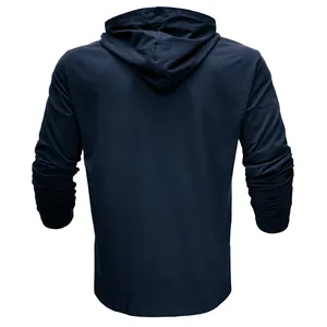 Vue arrière d'un t-shirt à manches longues et capuche bleu marine pour homme de qualité