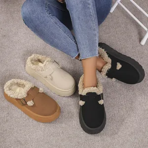 Zuecos de plataforma con forro de pelo sintético en negro, marrón y beige en casa.