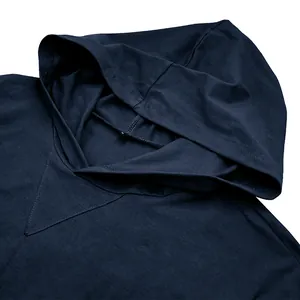 Détail d'un sweat à capuche bleu marine en coton montrant le col en V et la capuche
