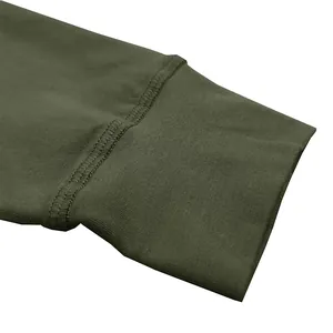Gedetailleerde opname van de geribbelde manchet op een olijfgroen katoenen shirt